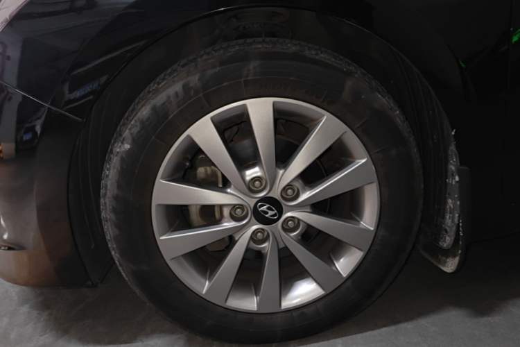 Used Hyundai Mistra 2014 1.8L Automatic Smart GLS Left Front Wheel Hub