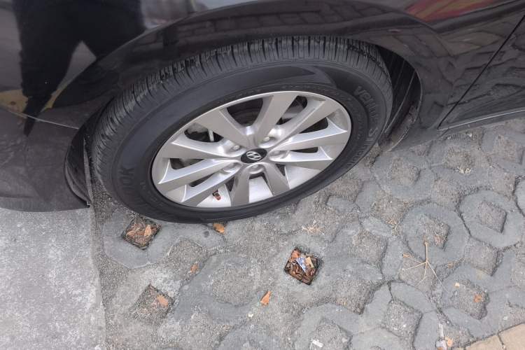Used Hyundai Mistra 2014 1.8L Manual Comfort GL Model Left Front Wheel Hub