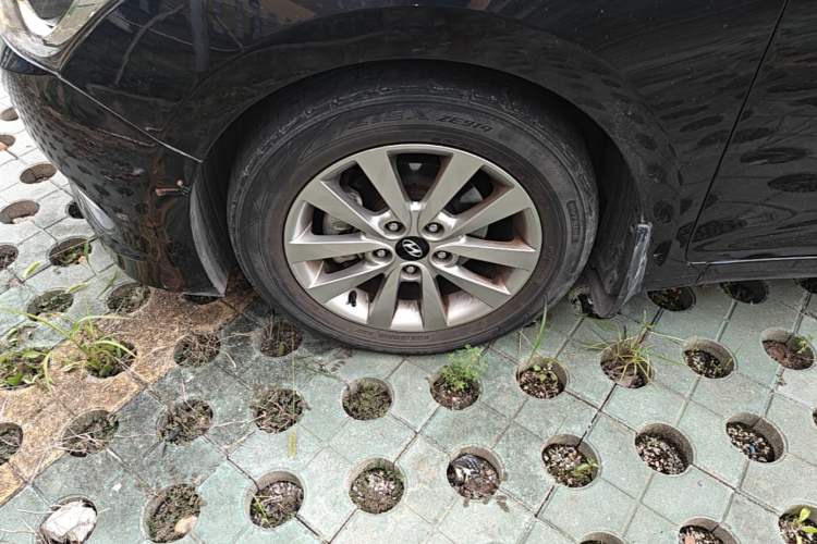 Used Hyundai Mistra 2014 1.8L Automatic Smart GLS Left Front Wheel Hub