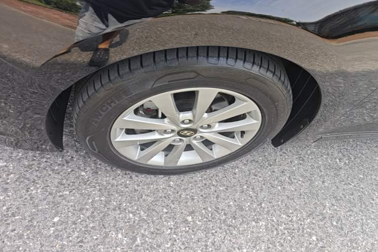 Used Hyundai Mistra 2014 1.8L Automatic Smart GLS Left Front Wheel Hub