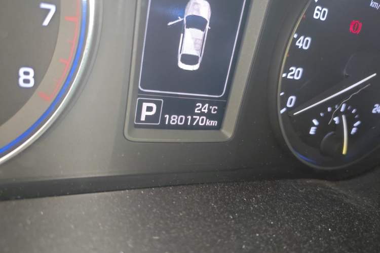 Used Hyundai Mistra 2014 1.8L Automatic Comfort Model GL Odometer Close Up