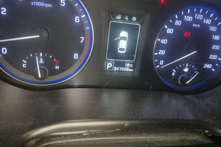 Used Hyundai Mistra 2014 1.8L Automatic Smart GLS Odometer Close Up