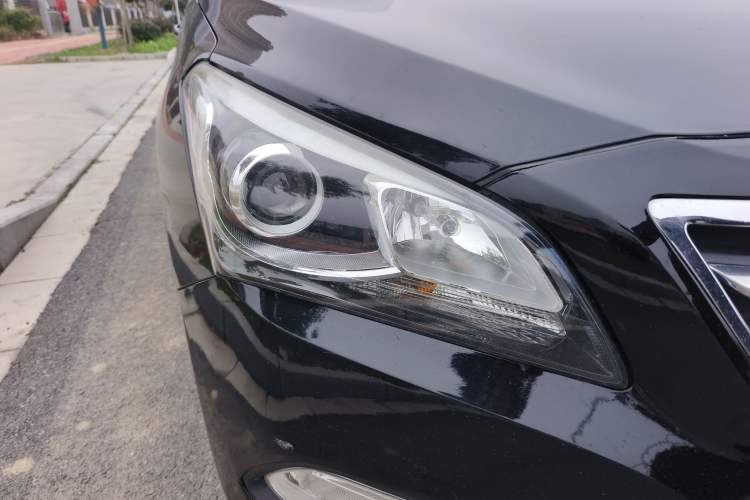 Used Hyundai Mistra 2014 1.8L Manual Comfort GL Model Right Front Headlight