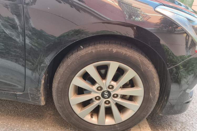 Used Hyundai Mistra 2014 1.8L Manual Comfort GL Model Right Front Wheel Hub