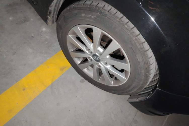 Used Hyundai Mistra 2014 1.8L Automatic Smart GLS Right Front Wheel Hub