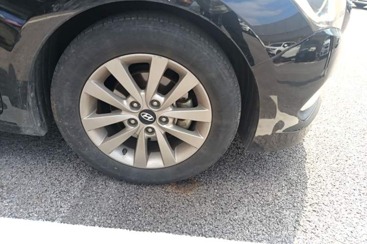 Used Hyundai Mistra 2014 1.8L Automatic Smart GLS Right Front Wheel Hub