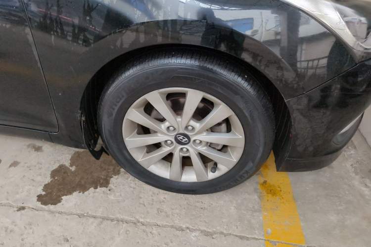 Used Hyundai Mistra 2014 1.8L Manual Comfort GL Model Right Front Wheel Hub
