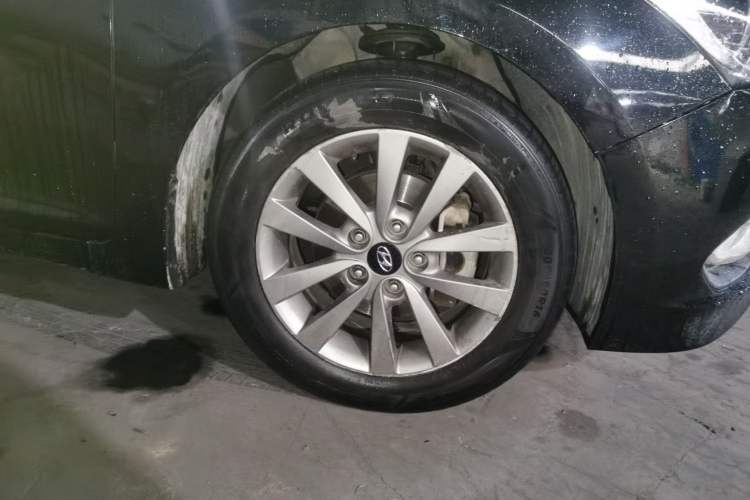 Used Hyundai Mistra 2014 1.8L Automatic Smart GLS Right Front Wheel Hub
