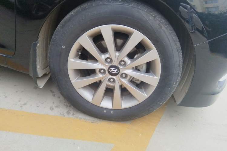 Used Hyundai Mistra 2014 1.8L Manual Comfort GL Model Right Front Wheel Hub