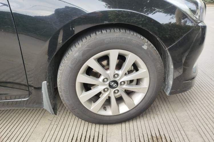Used Hyundai Mistra 2014 1.8L Automatic Smart GLS Right Front Wheel Hub