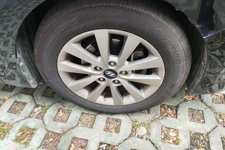 Used Hyundai Mistra 2014 1.8L Automatic Smart GLS Right Front Wheel Hub
