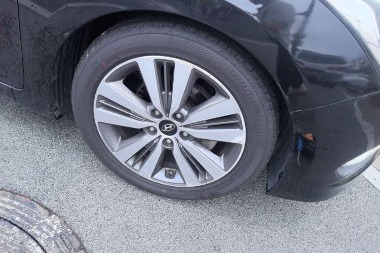 Used Hyundai Mistra 2014 1.8L Automatic Deluxe DLX Model Right Front Wheel Hub