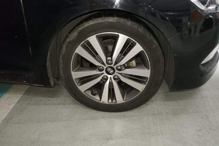 Used Hyundai Mistra 2014 1.8L Automatic Deluxe DLX Model Right Front Wheel Hub