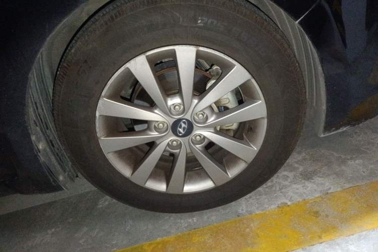 Used Hyundai Mistra 2014 1.8L Automatic Smart GLS Right Front Wheel Hub