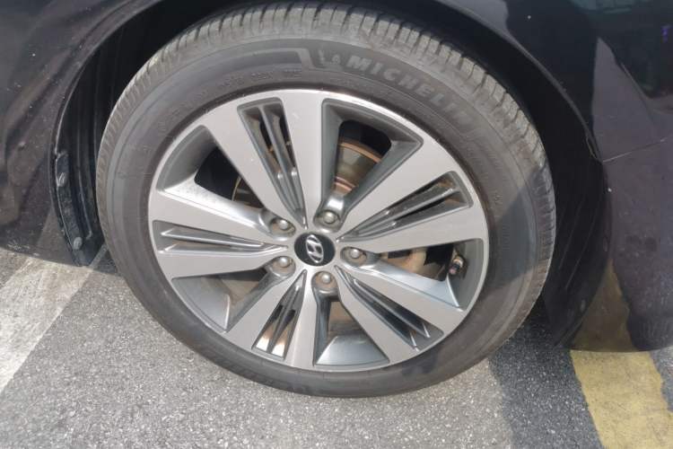 Used Hyundai Mistra 2014 1.8L Automatic Deluxe DLX Model Right Front Wheel Hub