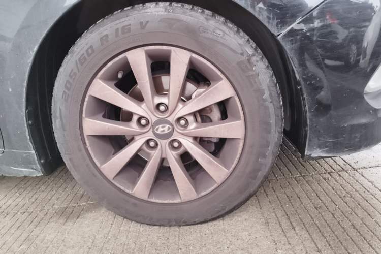 Used Hyundai Mistra 2014 1.8L Automatic Smart GLS Right Front Wheel Hub