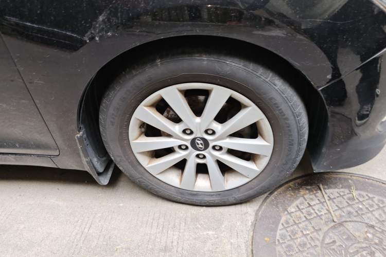 Used Hyundai Mistra 2014 1.8L Automatic Smart GLS Right Front Wheel Hub
