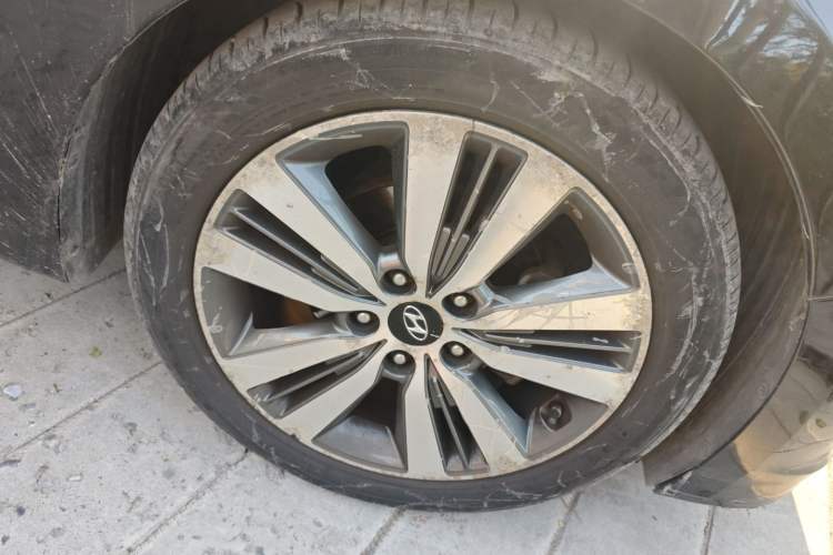 Used Hyundai Mistra 2014 1.8L Automatic Deluxe DLX Model Right Front Wheel Hub