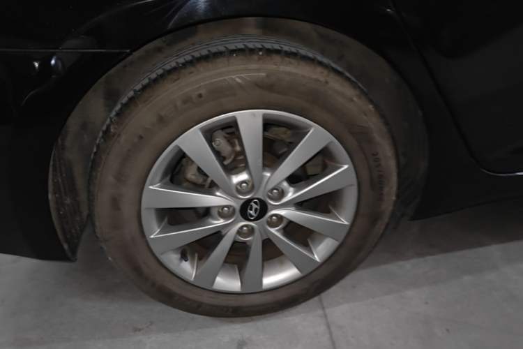 Used Hyundai Mistra 2014 1.8L Automatic Smart GLS Right Rear Wheel Hub