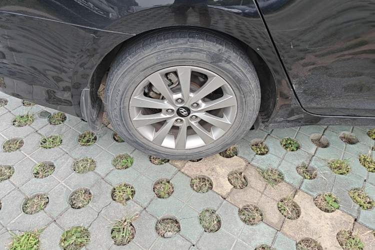 Used Hyundai Mistra 2014 1.8L Automatic Smart GLS Right Rear Wheel Hub