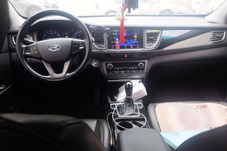 Used Hyundai Mistra 2014 1.8L Automatic Deluxe DLX Model Center Console