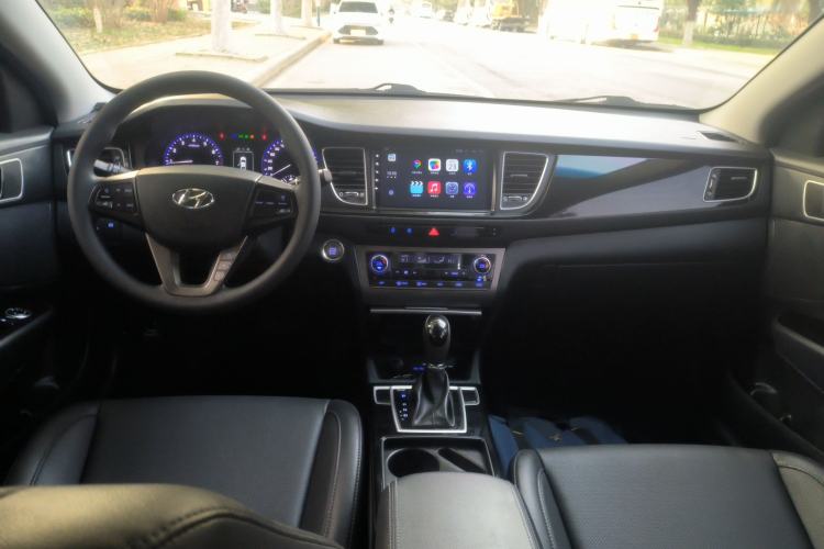 Used Hyundai Mistra 2014 1.8L Automatic Smart GLS Center Console