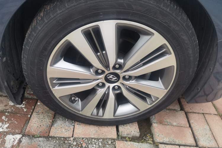 Used Hyundai Mistra 2014 1.8L Automatic Deluxe DLX Model Right Front Wheel Hub