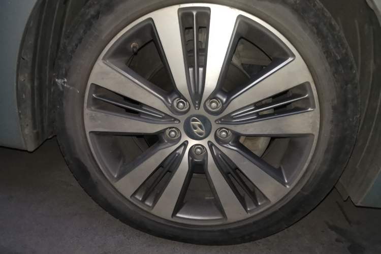 Used Hyundai Mistra 2014 1.8L Automatic Deluxe DLX Model Right Front Wheel Hub
