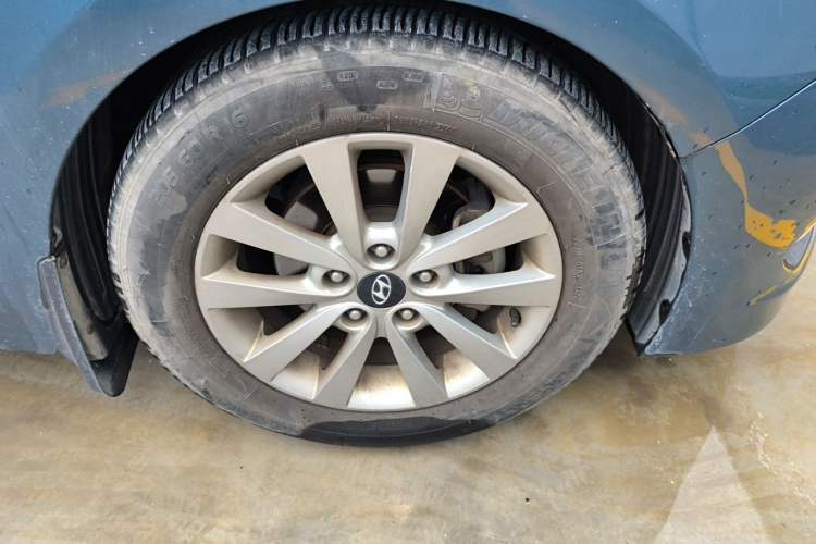 Used Hyundai Mistra 2014 1.8L Automatic Smart GLS Right Front Wheel Hub