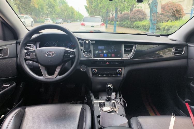 Used Hyundai Mistra 2014 1.8L Automatic Smart GLS Center Console