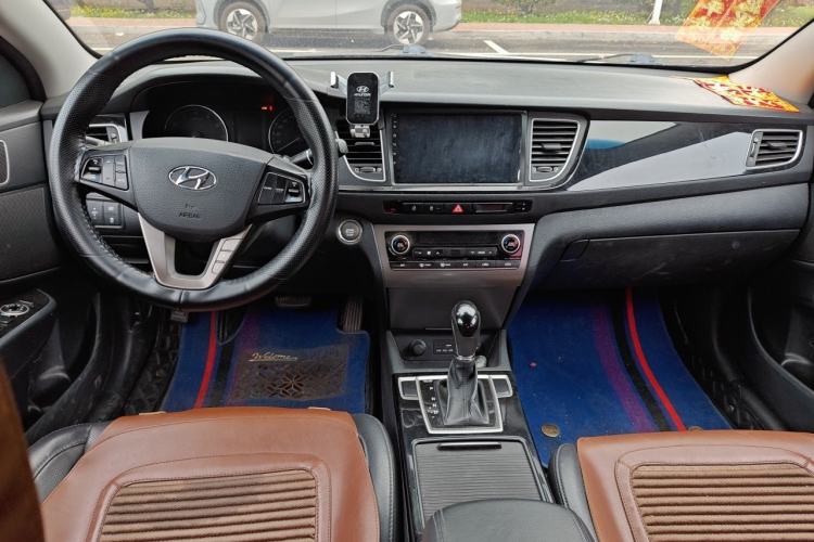 Used Hyundai Mistra 2014 1.8L Automatic Deluxe DLX Model Center Console