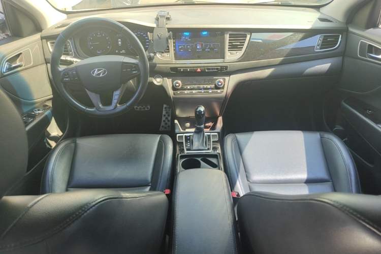 Used Hyundai Mistra 2014 1.8L Automatic Deluxe DLX Model Center Console