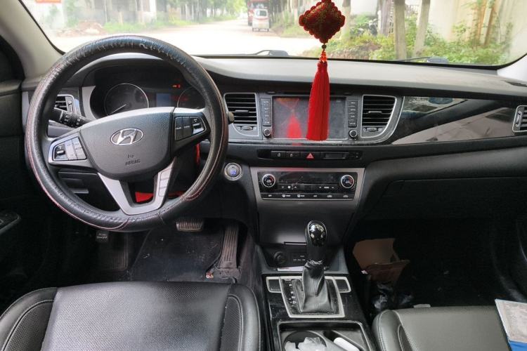 Used Hyundai Mistra 2014 1.8L Automatic Smart GLS Center Console