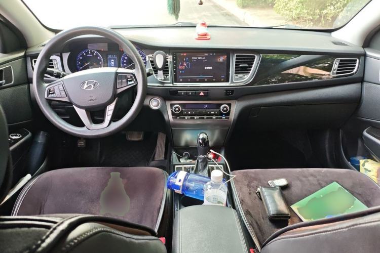Used Hyundai Mistra 2014 1.8L Automatic Smart GLS Center Console