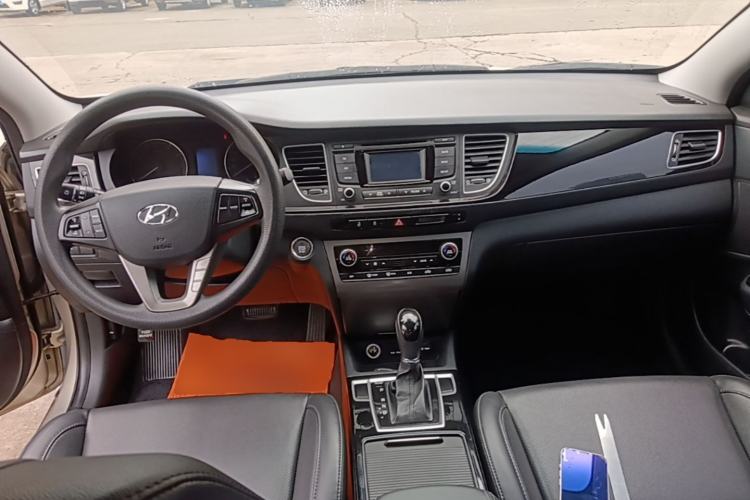 Used Hyundai Mistra 2014 1.8L Automatic Smart GLS Center Console