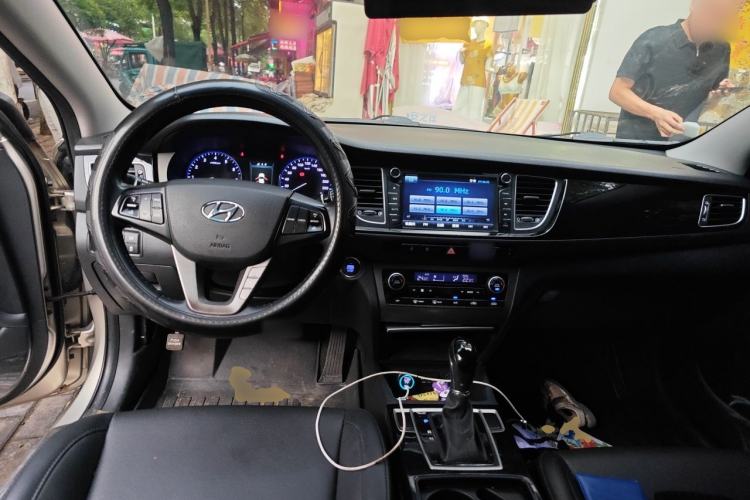 Used Hyundai Mistra 2014 1.8L Automatic Deluxe DLX Model Center Console