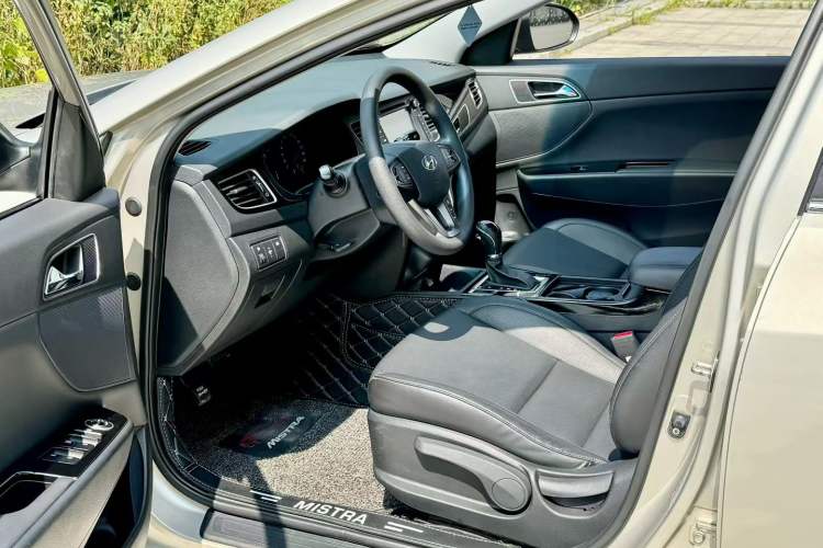 Used Hyundai Mistra 2014 1.8L Automatic Smart GLS Interior 1