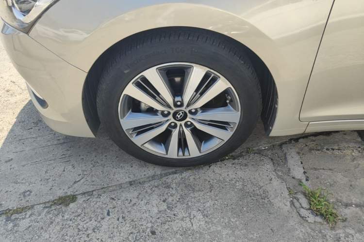 Used Hyundai Mistra 2014 1.8L Automatic Deluxe DLX Model Left Front Wheel Hub