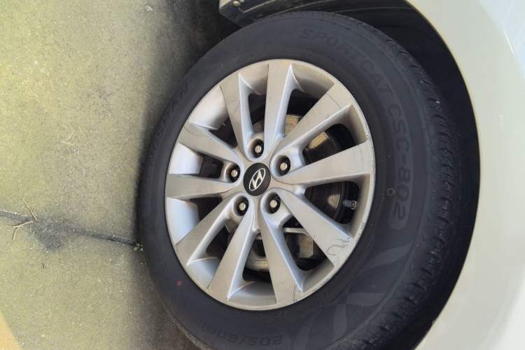 Used Hyundai Mistra 2014 1.8L Automatic Smart GLS Left Front Wheel Hub