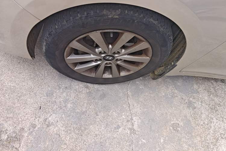 Used Hyundai Mistra 2014 1.8L Automatic Smart GLS Left Front Wheel Hub