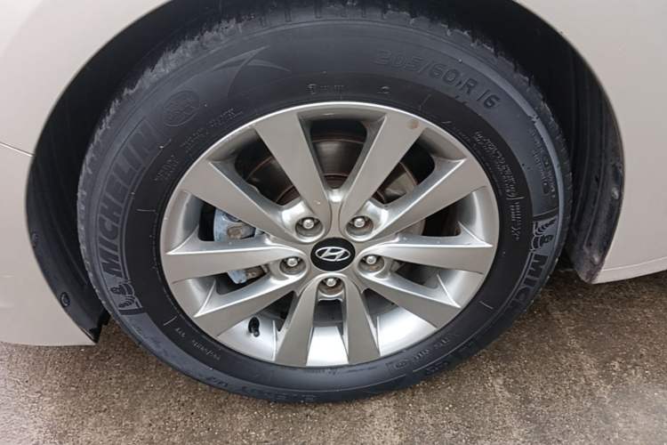 Used Hyundai Mistra 2014 1.8L Automatic Smart GLS Left Front Wheel Hub