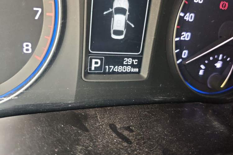 Used Hyundai Mistra 2014 1.8L Automatic Smart GLS Odometer Close Up