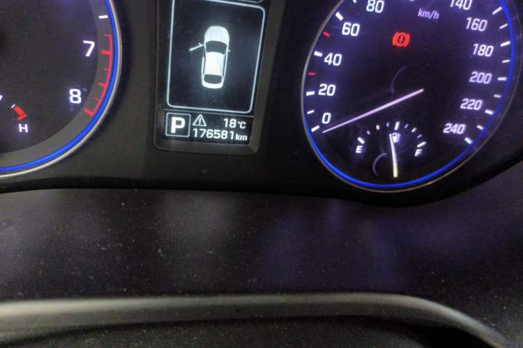 Used Hyundai Mistra 2014 1.8L Automatic Smart GLS Odometer Close Up