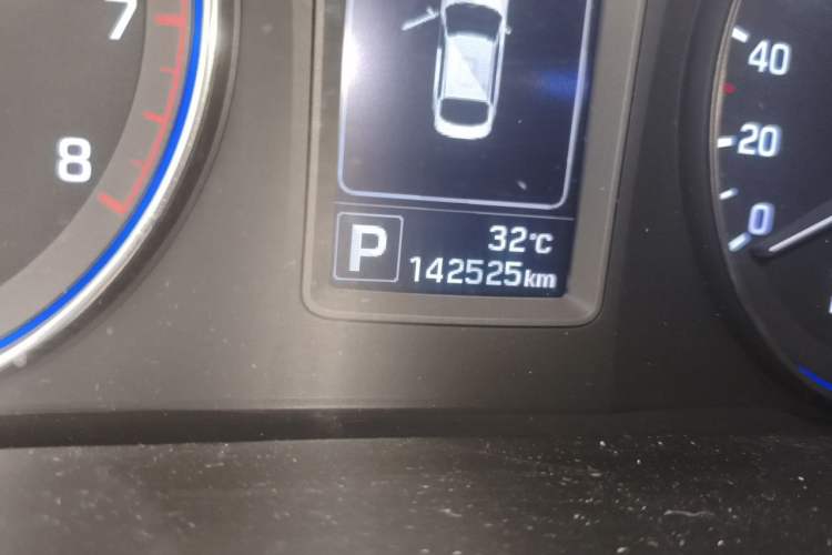 Used Hyundai Mistra 2014 1.8L Automatic Smart GLS Odometer Close Up
