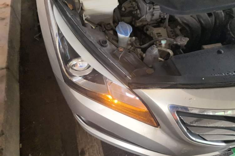 Used Hyundai Mistra 2014 1.8L Automatic Smart GLS Right Front Headlight