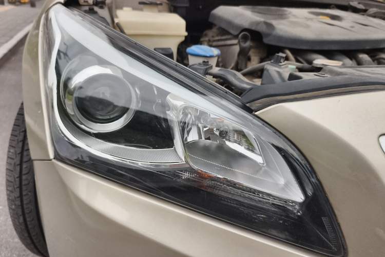 Used Hyundai Mistra 2014 1.8L Automatic Deluxe DLX Model Right Front Headlight