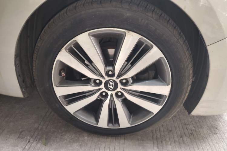 Used Hyundai Mistra 2014 1.8L Automatic Deluxe DLX Model Right Front Wheel Hub