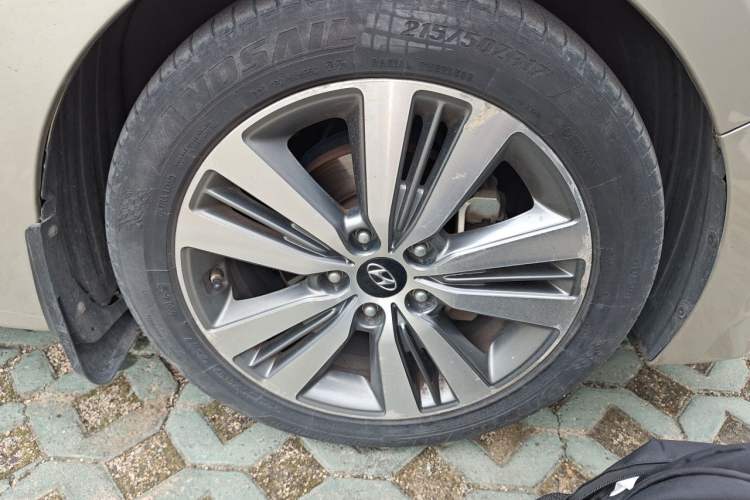 Used Hyundai Mistra 2014 1.8L Automatic Deluxe DLX Model Right Front Wheel Hub