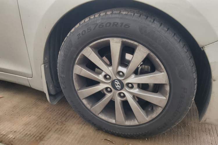Used Hyundai Mistra 2014 1.8L Automatic Smart GLS Right Front Wheel Hub