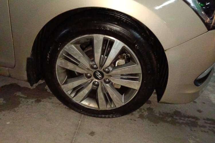 Used Hyundai Mistra 2014 1.8L Automatic Deluxe DLX Model Right Front Wheel Hub